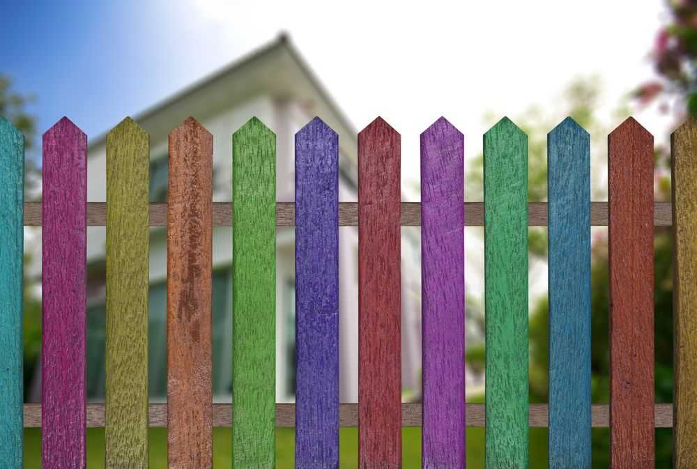 Сколько стоит покраска забора. Разноцветный забор. Разноцветный деревянный забор. Оригинальный забор из штакетника. Разноцветный забор из штакетника.