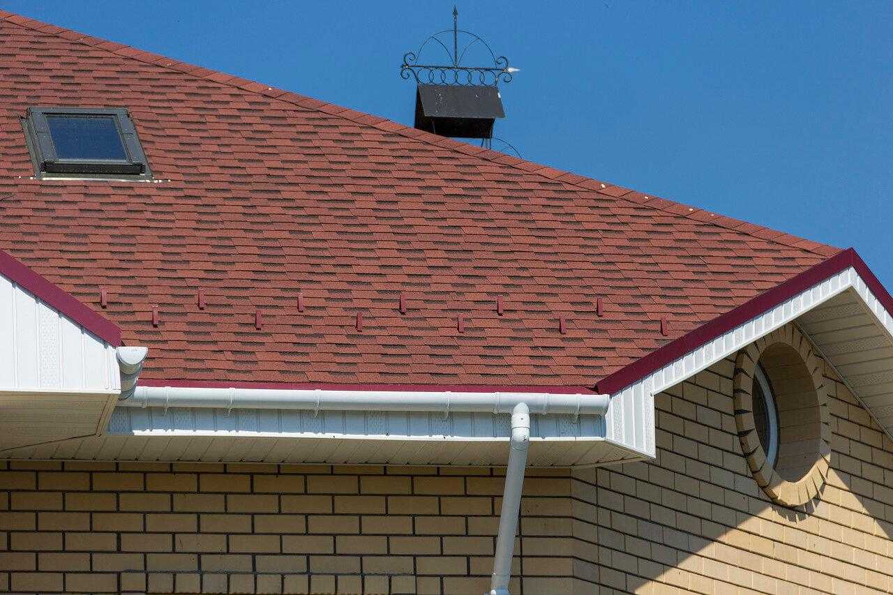 Монтаж водостоков для крыши: выбор диаметра желоба, разметка, инструкция