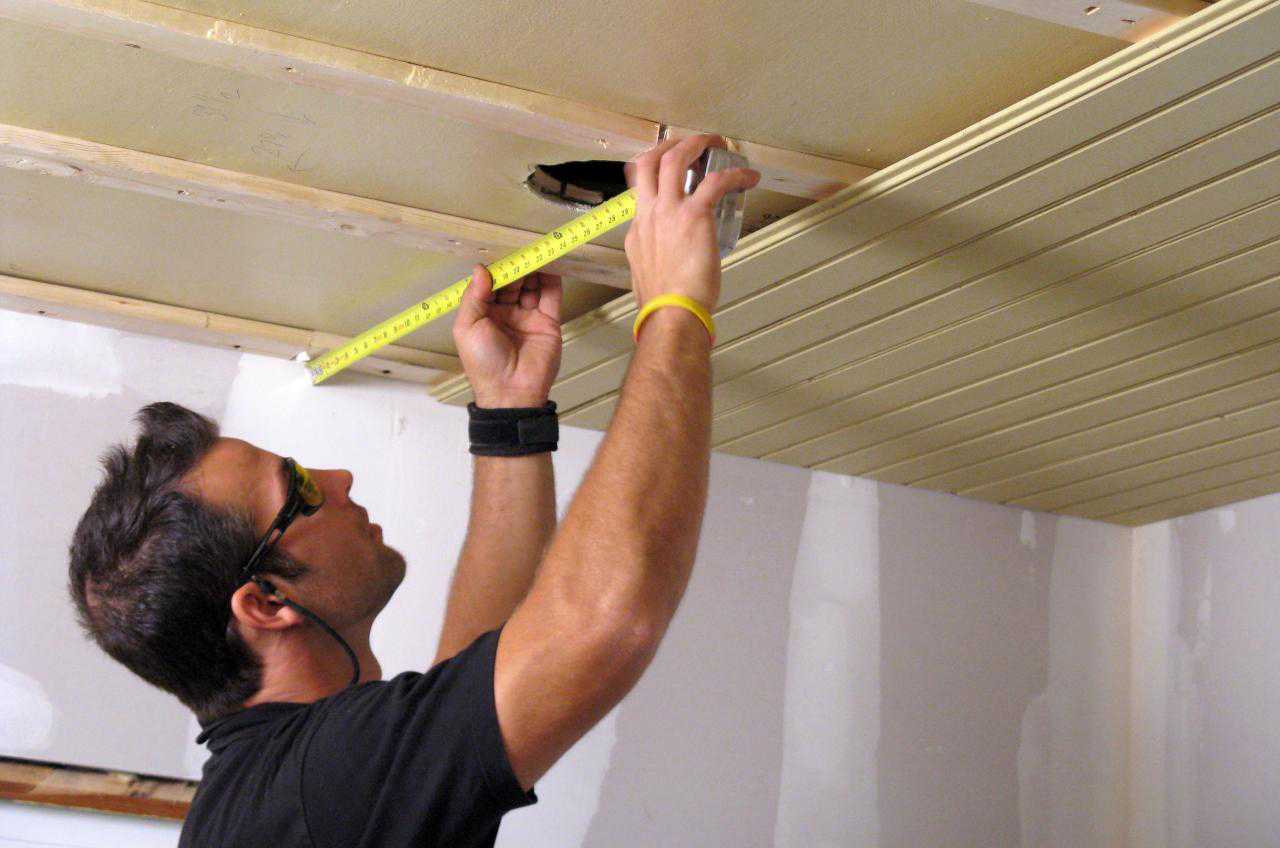 Как обшить потолки пластиковыми панелями: порядок работ, материалы и инструменты