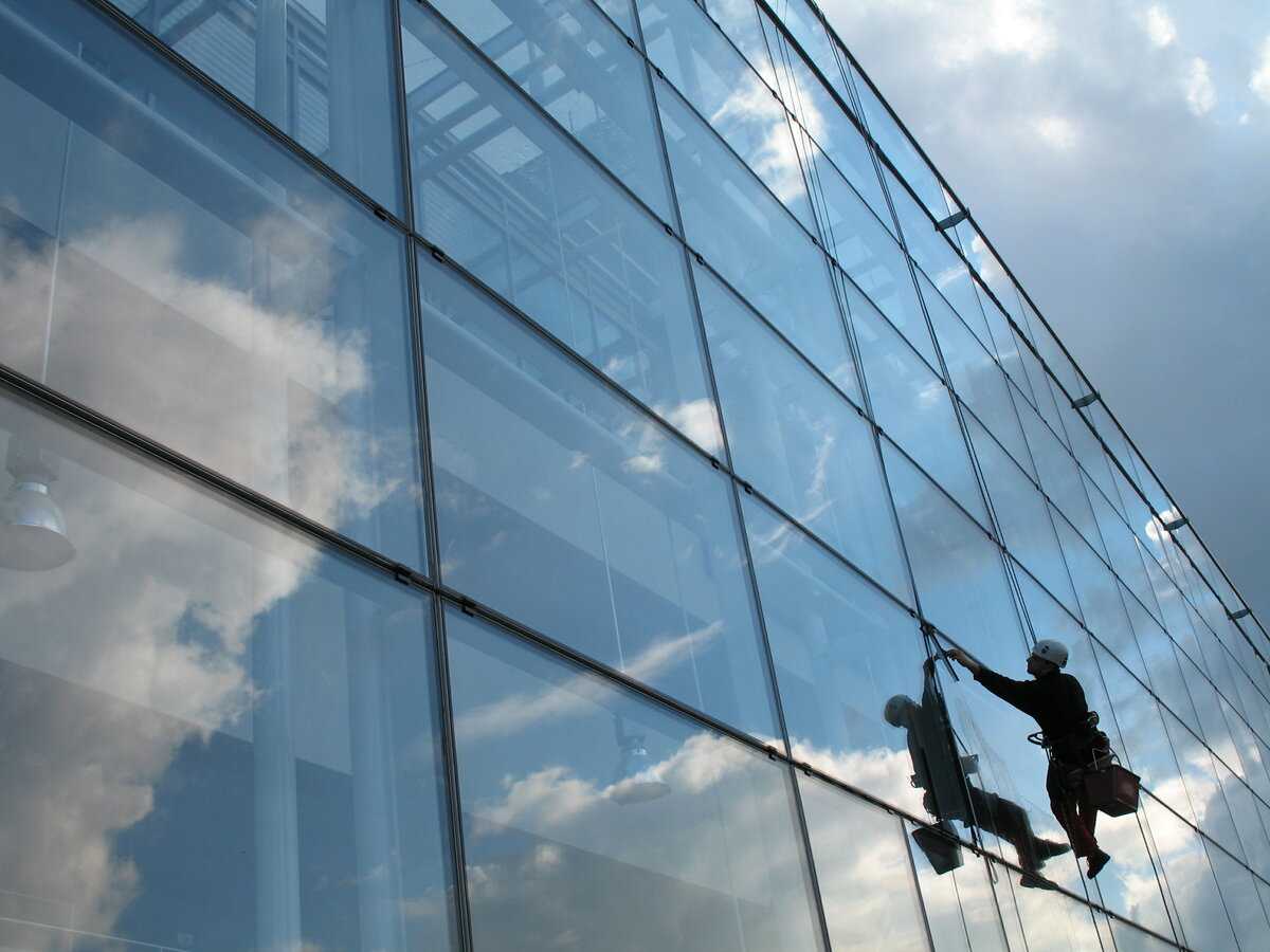 Мытье окон альпинистами: методы очистки фасадов высотных зданий?