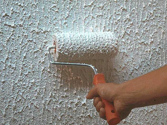 Можно ли наносить штукатурку на краску: как штукатурить крашеные стены по старой масляной и водоэмульсионной основе, будет ли держаться гипсовая смесь поверх окраски, если класть на бетоноконтакт, а т