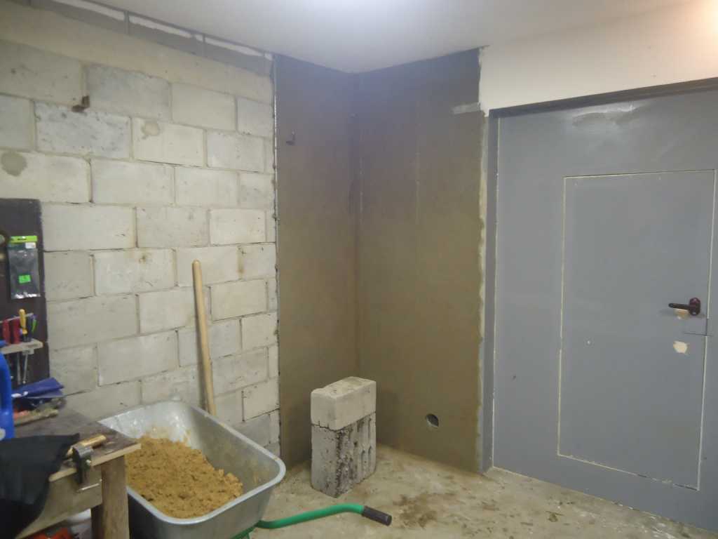 Чем отделать стены в гараже - из чего лучше, чем и как штукатурить, чем побелить и покрыть стены в гараже из газобетона, отделка снаружи и внутри, чем стянуть и выровнять, как сделать проем в несущей