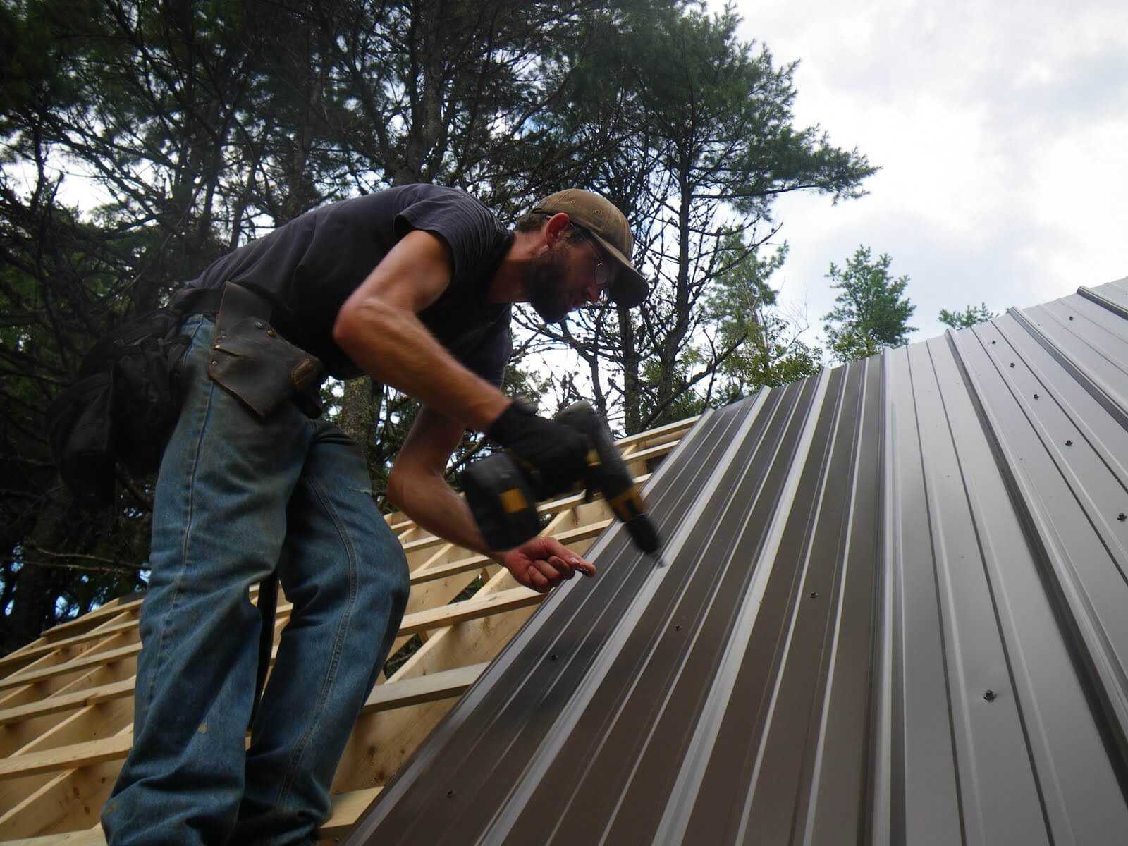 Покрытие крыши профнастилом - пошаговая инструкция по монтажу своими руками
