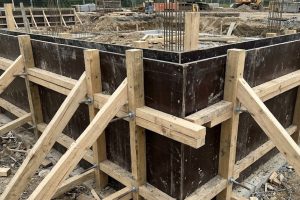 Щиты опалубки из ламинированной фанеры на строительной площадке