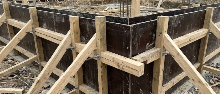 Щиты опалубки из ламинированной фанеры на строительной площадке