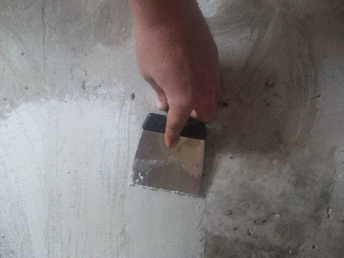 Выровнять пол шпаклевкой как выправить бетонное или деревянное покрытие под ламинат, с помощью какой смеси, есть ли рецепт масляной замазки для выравнивания