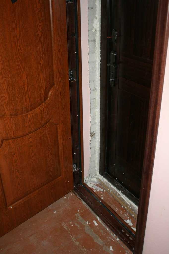 Чем можно заделать дверь. Откосы дверные входные. Откосы входной двери. Откосы на металлическую дверь. Добор входной металлической двери.