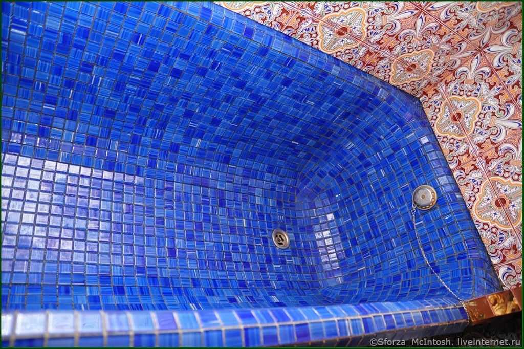 Отвалилась мозаика. Чугунная ванна отделанная мозаикой. Облицовка чугунной ванны мозаикой. Обкладка ванны мозаикой. Ванная выложенная мозаикой.