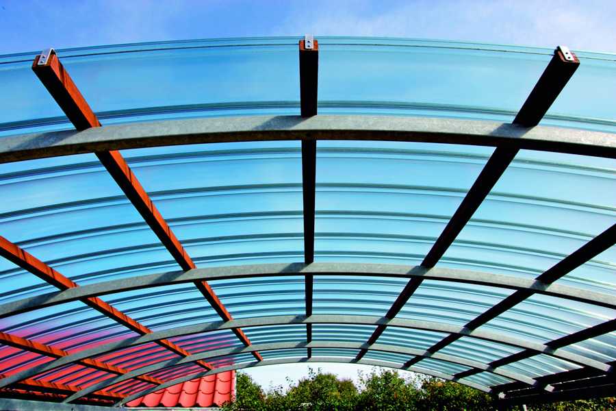 Односкатная крыша из поликарбоната: плюсы и минусы, виды материала, инструкция по строительству, а также минимальный угол наклона и другие нюансы установки