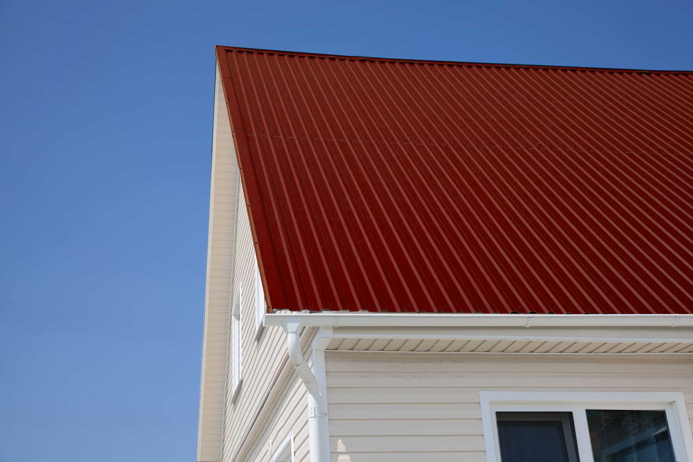 Профнастил для крыши: какой выбрать ???? для частного дома, какая лучше толщина материала