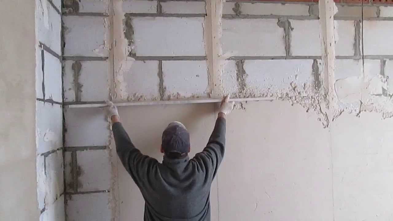 Как качественно и правильно своими руками штукатурить стены - видео работ