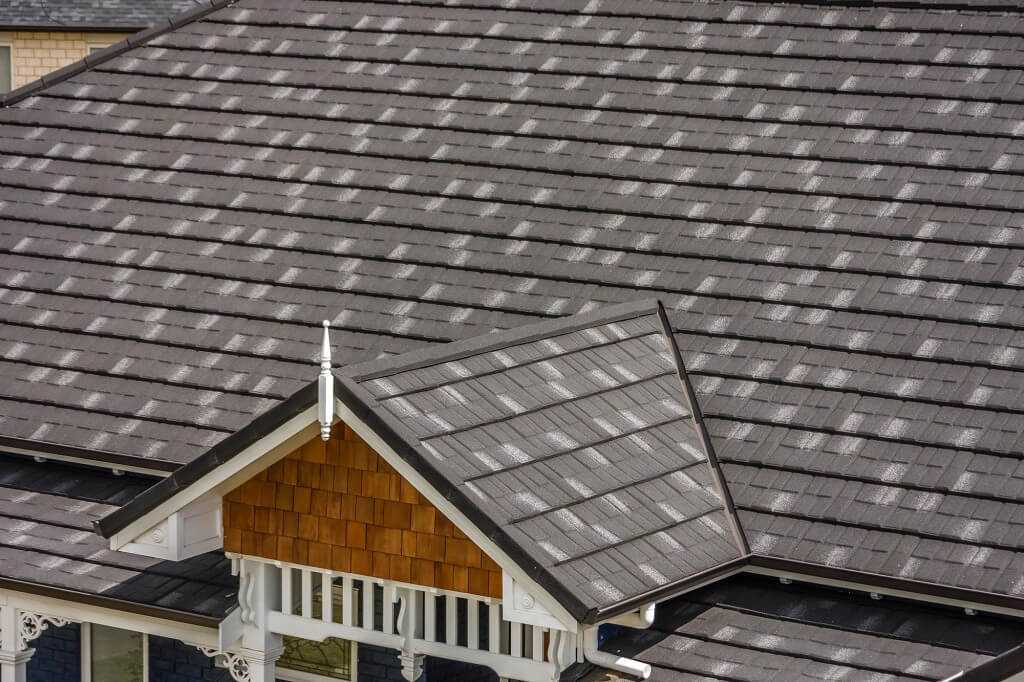 Что лучше выбрать для крыши дома: ондулин или металлочерепицу