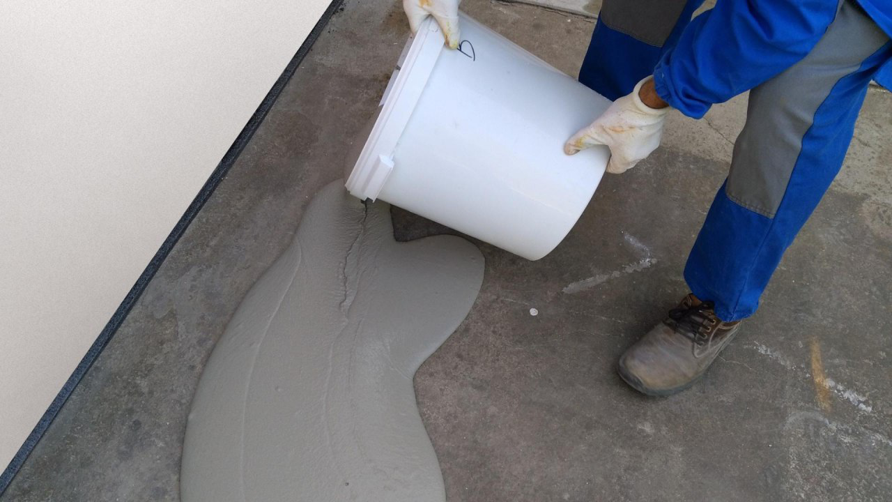 Выровнять пол шпаклевкой: как выправить бетонное или деревянное покрытие под ламинат, с помощью какой смеси, есть ли рецепт масляной замазки для выравнивания?