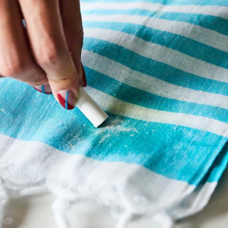 Как убрать жирные пятна с обоев: бумажных или покраску