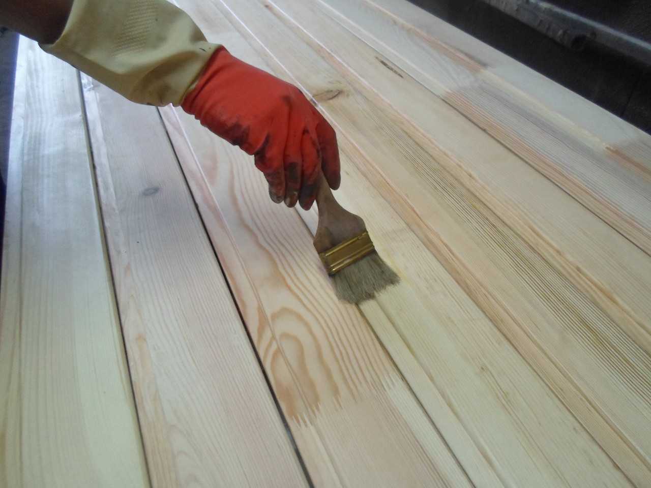 Покраска деревянных стен внутри дома: техника и материалы (брус, бревна)