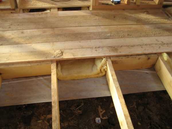 Утепление перекрытия холодного чердака: как сделать по деревянным .
