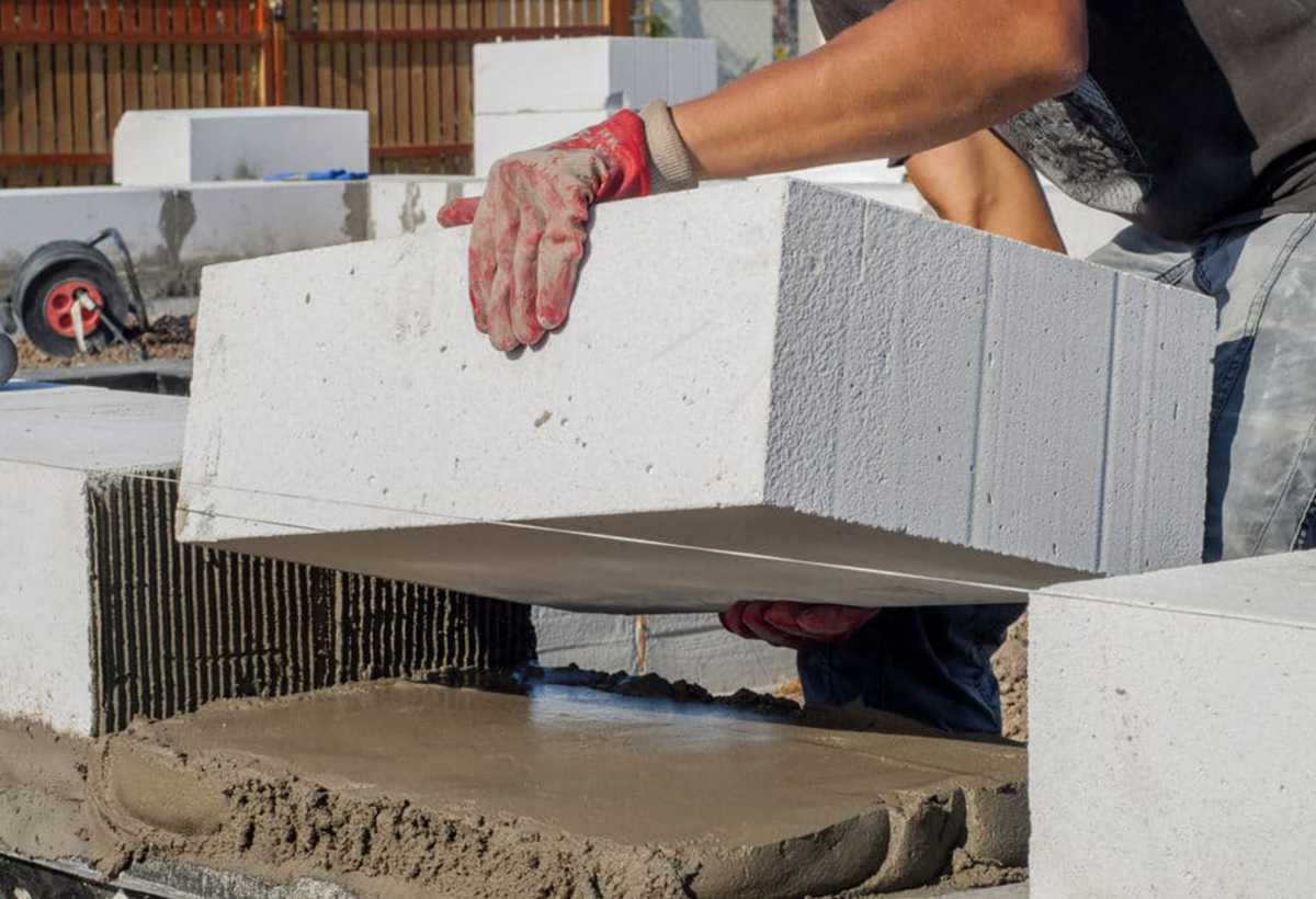 Первый ряд газобетона на фундамент: кладка блоков на цементный раствор