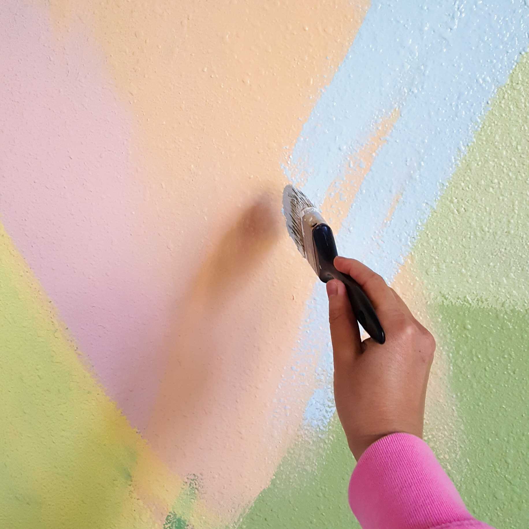 Можно ли водоэмульсионкой красить дерево. Краска для стен. Покраска стен. Водоэмульсионная краска для стен. Крашенные стены.