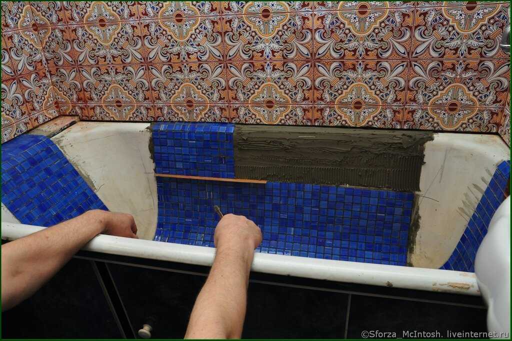 Чем можно обклеить ванну. Облицовка чугунной ванны мозаикой. Облицовка ванны мозаикой. Обклеить чугунную ванну мозаикой. Старая плитка в ванной.