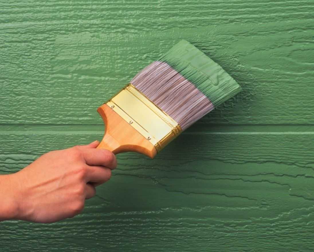 Какими красками можно красить металл. Краска по дереву. Окраска деревянных стен. Краска для деревянных стен. Акриловая краска для деревянных поверхностей.