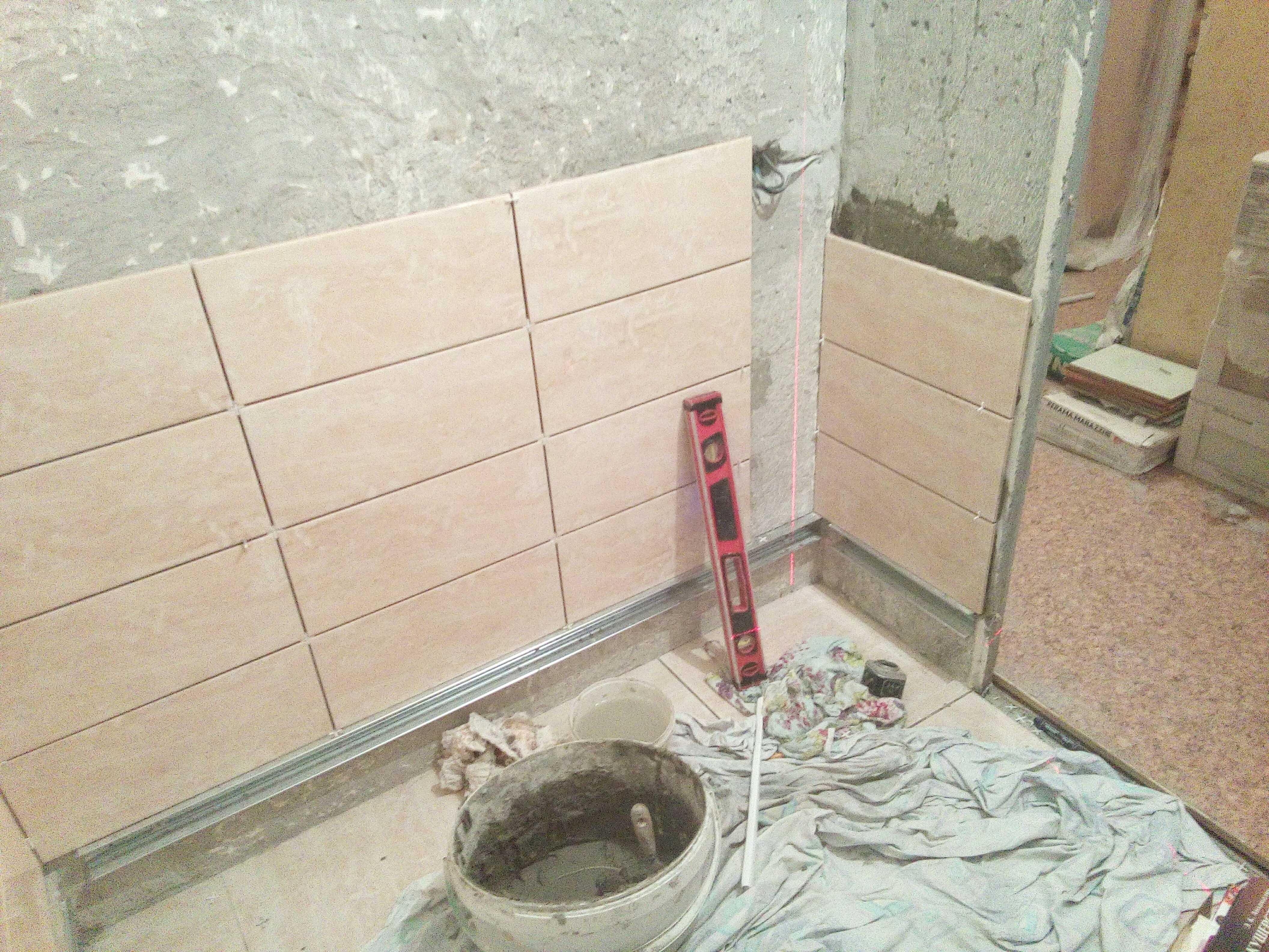 На что можно положить плитку. Укладка плитки в ванной. Укладка плитки на стену. Укладка плитки в ванной на стены. Укладка стеновой плитки.
