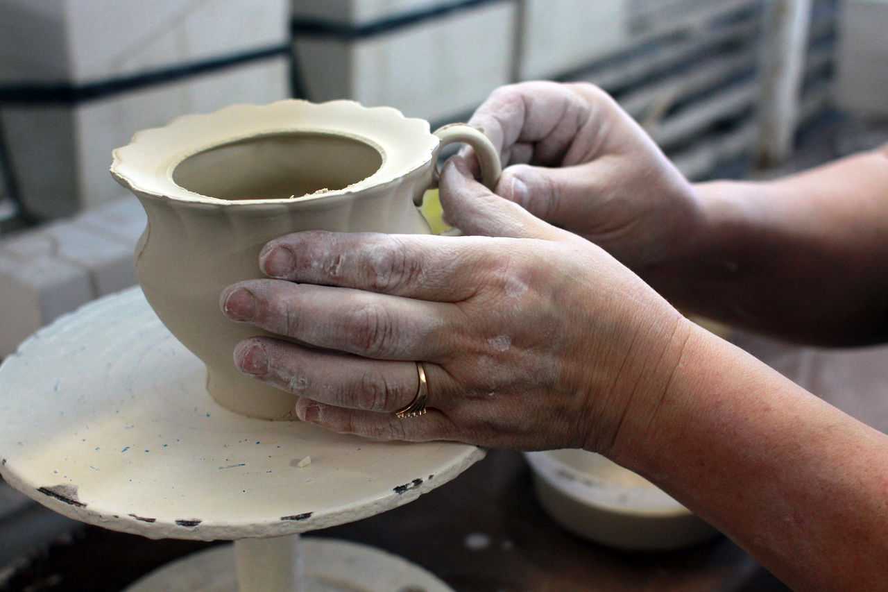 Для изготовления посуды используют. Гжель глина. Гжель заготовка. Посуда из глины. Формовка керамических изделий.