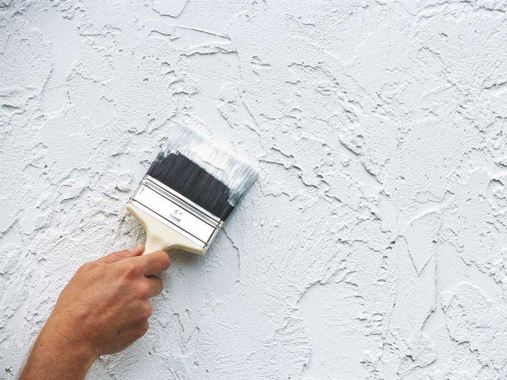 Красить шпаклевку: как правильно выполнить работу, надо ли окрашивать стены после декоративной штукатурки, а также условия эксплуатации акриловых составов и советы