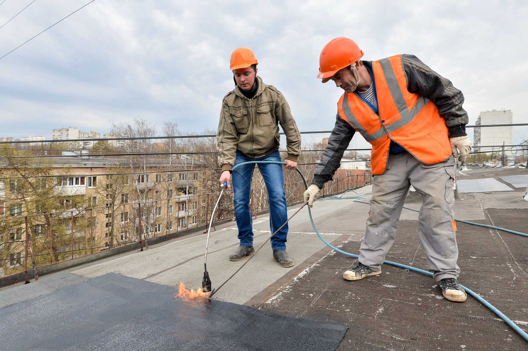 Ремонт крыши гаража – как восстановить герметичность кровельного покрытия?