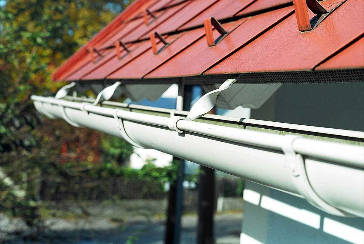 Как установить водостоки если крыша уже покрыта: информация от специалиста