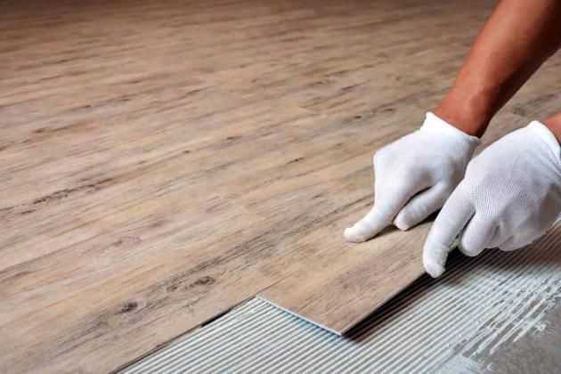 Как и чем приклеить линолеум к бетонному полу