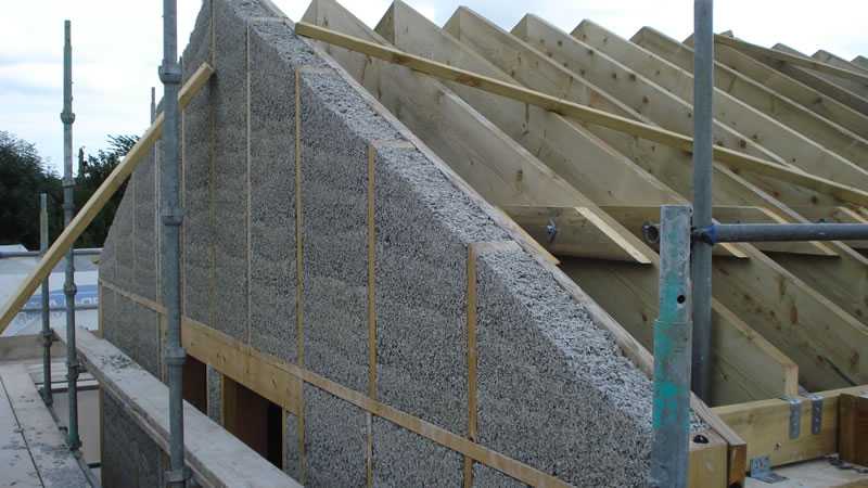 Особенности строительства домов из арболита — использование блочной кладки и монолита