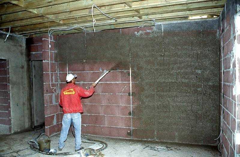 Штукатурка стен в гараже делается наиболее часто Ведь это не дорогой материал и сделав работу своими руками вы получаете качественную плоскость