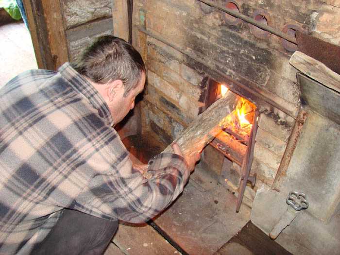 Как безопасно и эффективно растопить дровяную печь в доме?