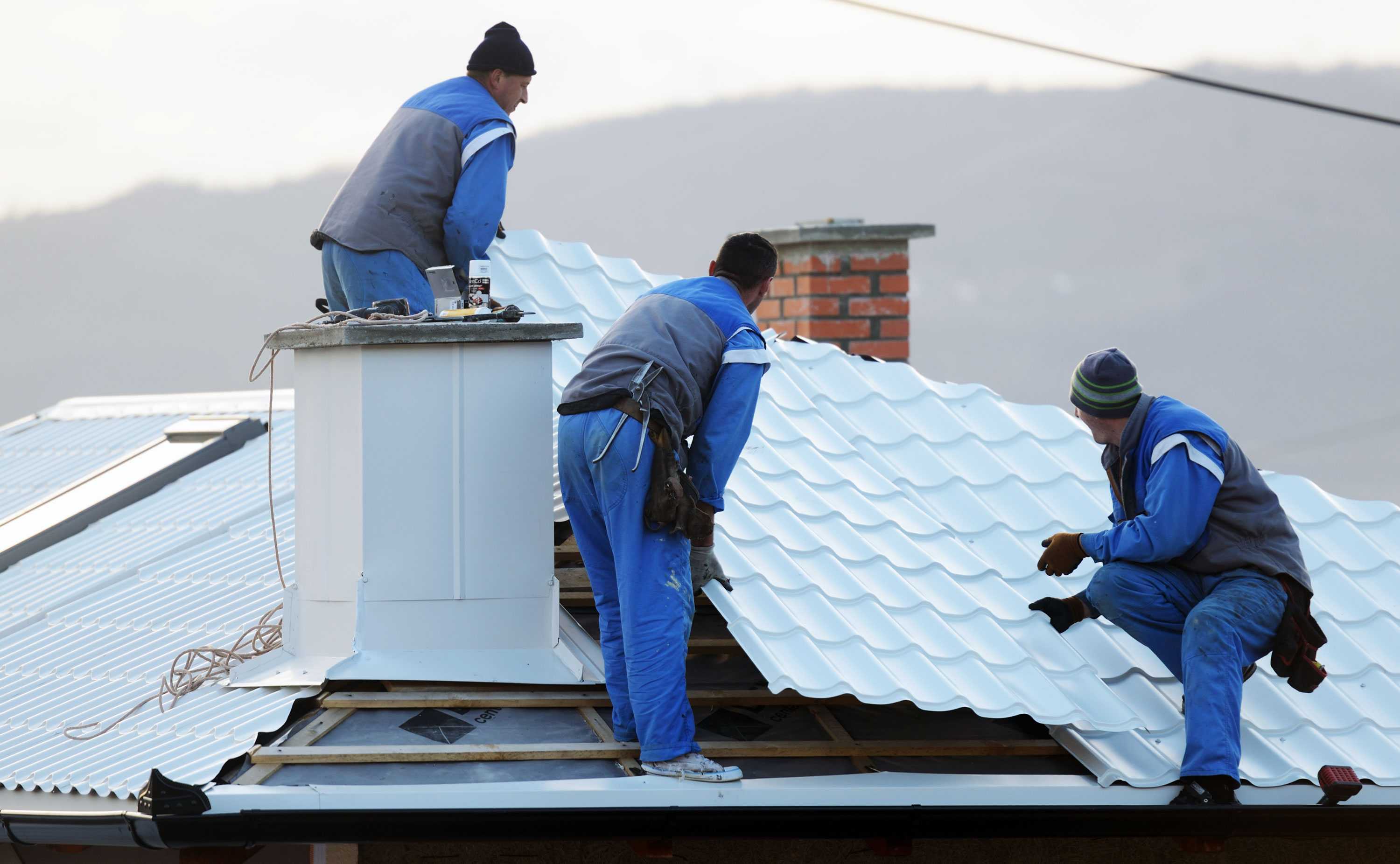 Что делать, когда нужен ремонт крыши из металлочерепицы Рассказываем, как подойти к этой проблеме в разных ситуациях: от протечек в местах примыканий до пробоин в листах
