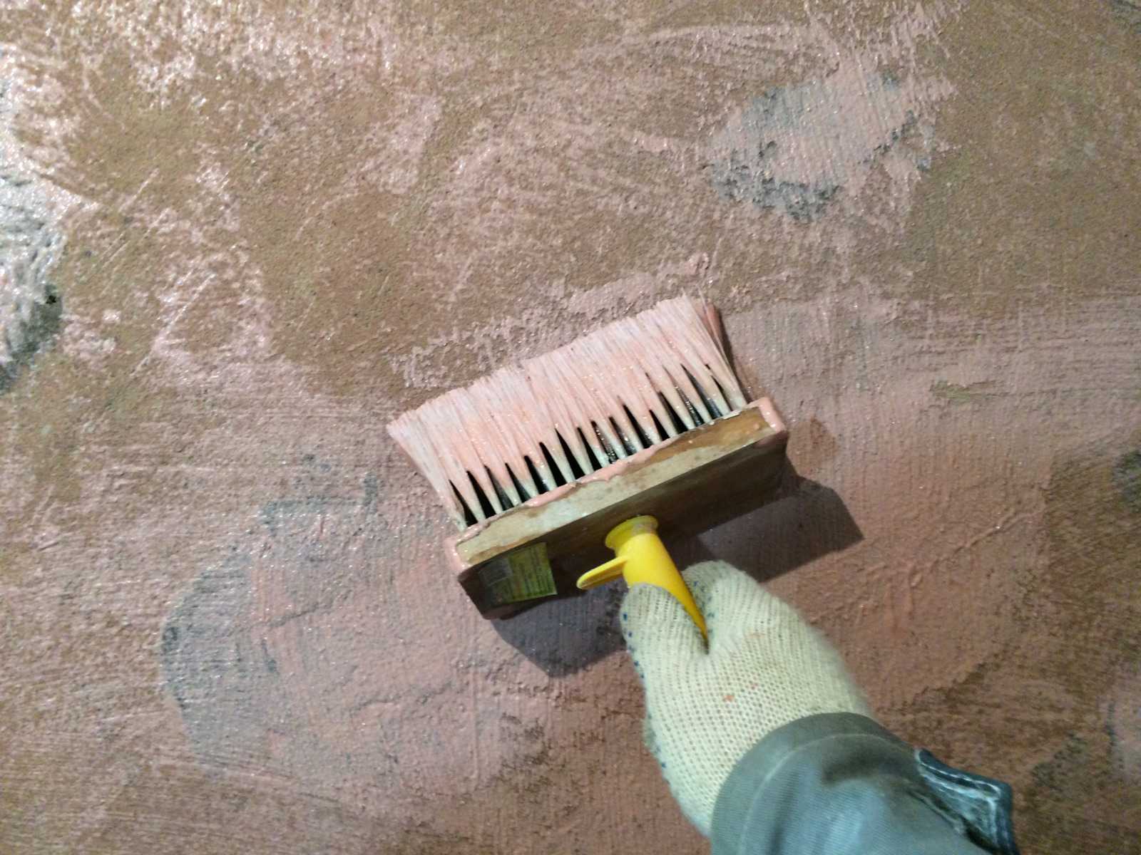 Можно грунтовать клеем. Грунтование стен бетоноконтактом. Огрунтовка поверхности праймером. Грунтование поверхности стен. Очистка поверхности стен.