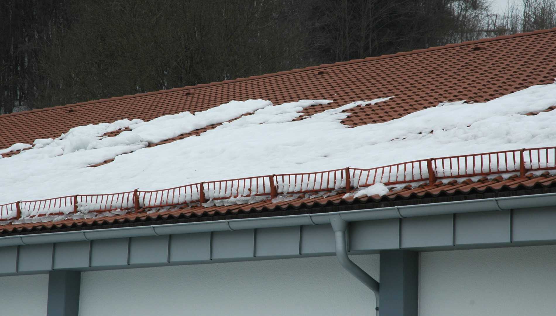 Трубчатый снегозадержатель: применение и особенности